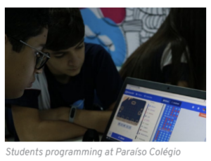 Students programming at Paraíso Colégio